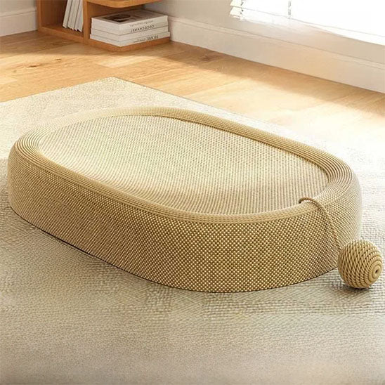 Tapis griffoir ovale beige sans chat, avec texture fine et balle rayée, posé sur un tapis clair