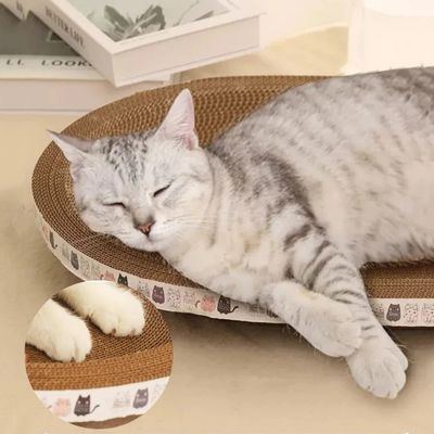 Griffoir pour chat reposant ScratchNap avec un chat gris rayé qui dort profondément, gros plan des pattes inclus.
