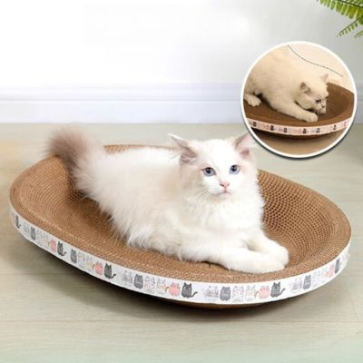 Griffoir pour chat élégant ScratchNap avec un chat blanc allongé dans un panier ovale, vue bonus en haut à droite