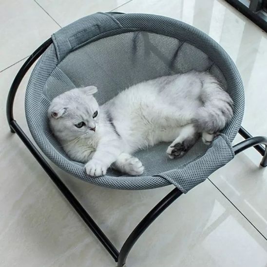 Chat détendu dans le hamac sur pied pour chat Trônix™ gris, parfait pour des siestes confortables.