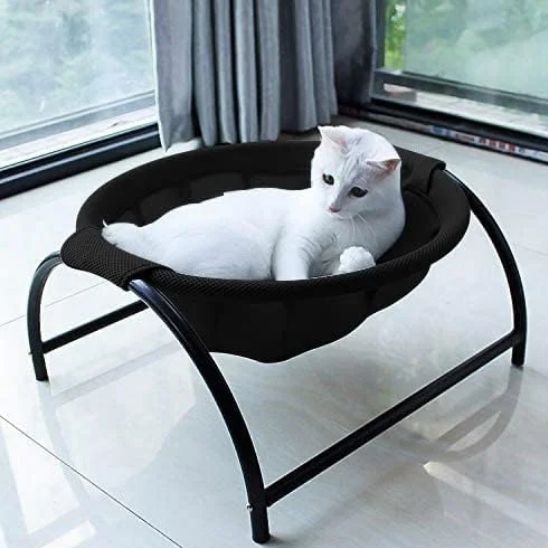 Hamac sur pied pour chat Trônix™ noir, design élégant offrant confort et robustesse au félin.