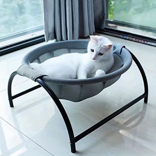 Hamac sur pied pour chat Trônix™ rose, apportant confort au chat et une touche colorée à l’intérieur.