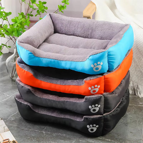 Lit pour chat en bleu, orange et noir, aux couleurs modernes et design élégant.