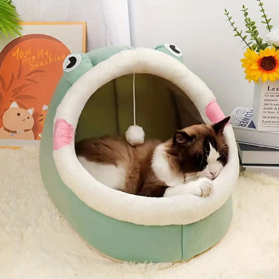 Niche chat Nestimal verte confortable avec coussin moelleux, cocon parfait pour les siestes félines.