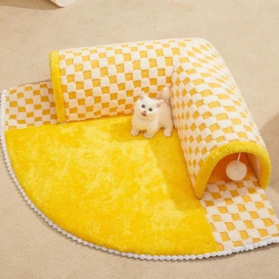 Tunnel pour chat ChatFit™ avec balle suspendue et coussin jaune – idéal pour jouer, se cacher et ronronner
