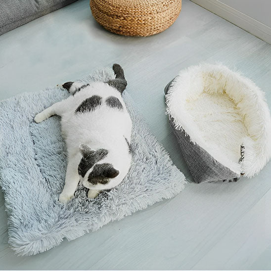 Coussin pour chat plat Chadoux en tissu ultra doux, idéal pour les siestes longues, avec un chat noir et blanc détendu.