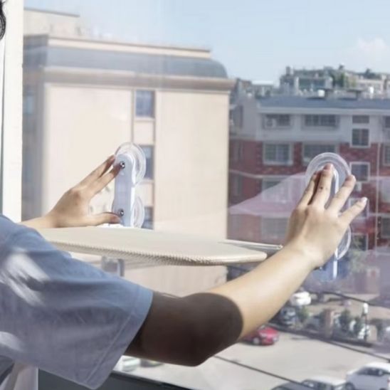 Installation facile du hamac chat Pliaboo™ sur une vitre grâce à ses ventouses puissantes