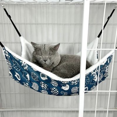 Hamac pour chat Hamacel bleu en polaire, suspendu, parfait pour garder le chat au chaud et à l’aise.
