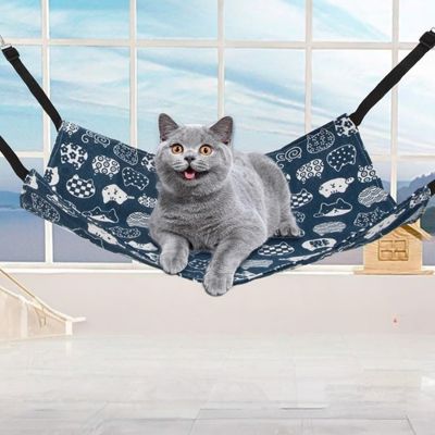 Hamac pour chat Hamacel bleu suspendu, conçu pour être fixé à l’intérieur d’une cage, avec un chat allongé dedans.