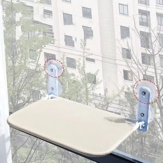 Hamac chat Pliaboo fixé par ventouses sur une fenêtre, parfait pour observer l’extérieur en hauteur.