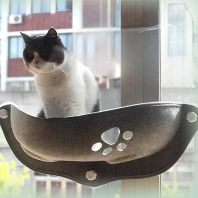 Chat noir et blanc en position d’observation dans le hamac Fenetroir fixé à la fenêtre, parfait comme poste de surveillance félin.