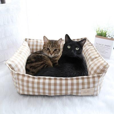 Lit pour chat Purrlit abricot avec coussin moelleux à motif carreaux type plaid.