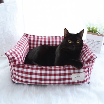 Lit pour chat Purrlit rouge avec coussin à motif carreaux façon plaid.