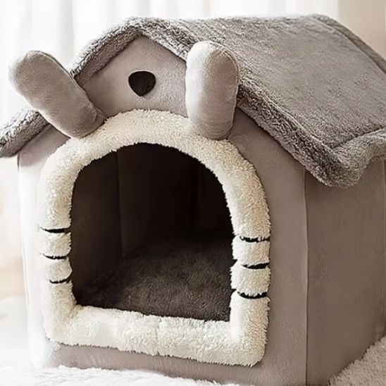 Vue frontale de l’entrée de la niche FéliNiche pour chat, avec rebords moelleux et oreilles décoratives.
