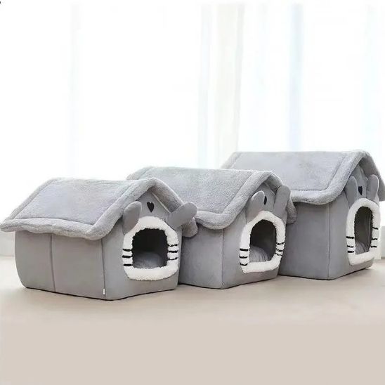Trois tailles de niches FéliNiche sans fenêtre alignées, toutes avec oreilles de souris et toit en peluche.