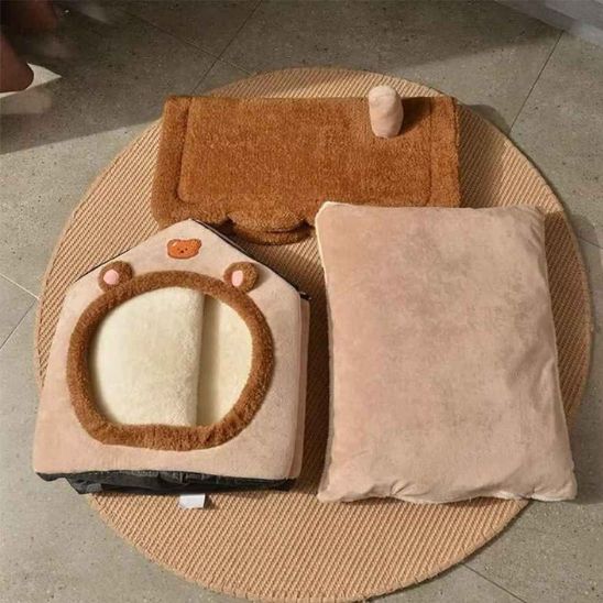 Niche pour chat démontée : toit brun, façade à oreilles d’ours et coussin beige moelleux CacheMiaou
