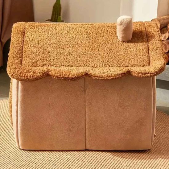 Vue arrière de la niche pour chat douce CacheMiaou, toit brun texturé, tissu beige, cheminée moelleuse.