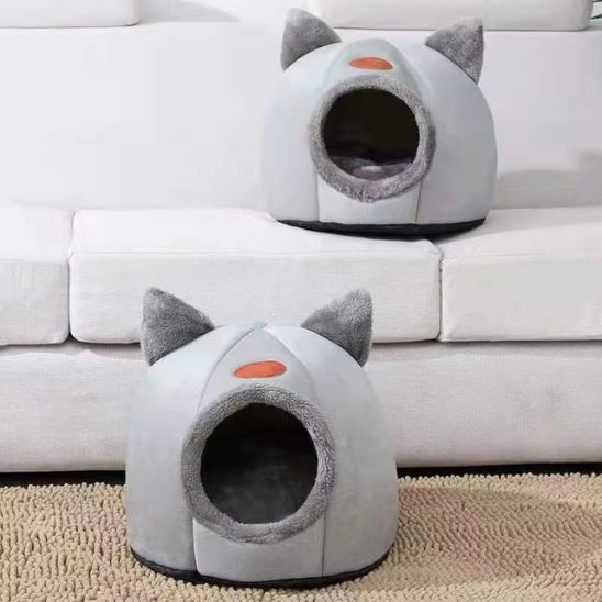 Niche pour chat moderne gris clair posée sur un canapé cosy