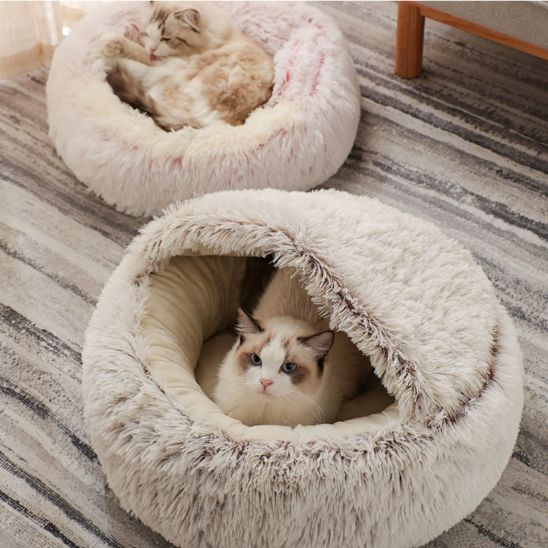 Deux chats détendus dans des niches pour chat CozyNest, coloris gris et rose en fausse fourrure