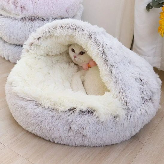 Chat blanc dans une niche pour chat grise douillette CozyNes, en fausse fourrure ultra-moelleuse