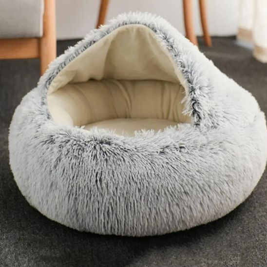 Niche pour chat grise moelleuse CozyNest , montrant l’intérieur doux et accueillant