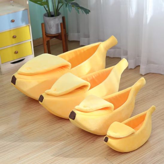 Niche pour chat moelleuse et esthétique en forme de banane, alignées par taille sur un parquet clair dans un intérieur cosy et lumineux