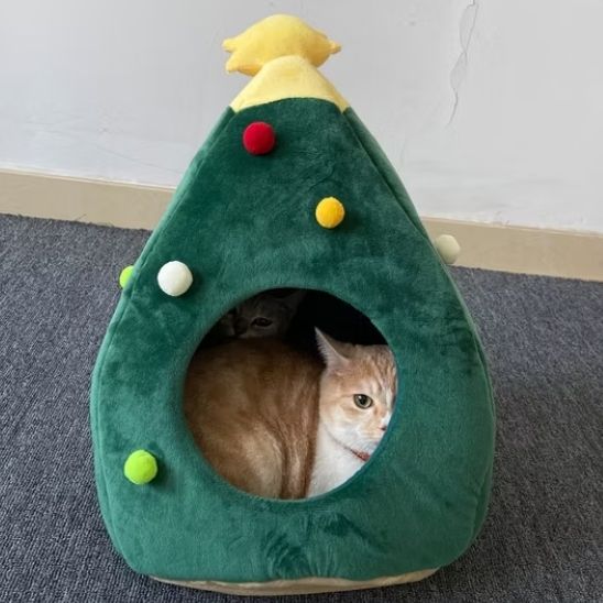 Niche pour chat en forme de sapin de Noël avec deux chats à l’intérieur