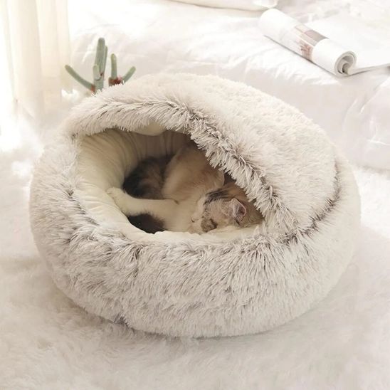 Chat endormi dans une niche pour chat marron confortable CozyNest parfaite pour un sommeil réparateur