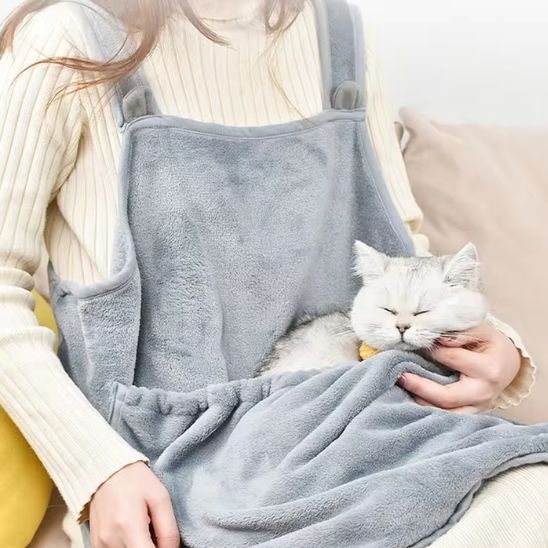 Chat endormi dans un tablier pour chat moelleux, accessoire câlin pour moments de détente féline