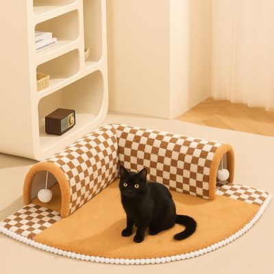 Tunnel pour chat ChatFit caramel, apaisant et ludique, avec un chat noir assis confortablement.