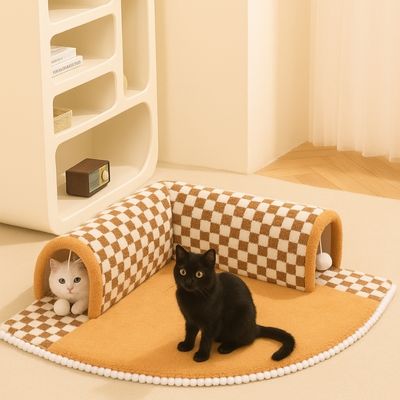Tunnel pour chat ChatFit caramel, moelleux et confortable, avec deux chats détendus posés dessus.