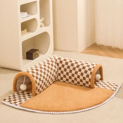 Tunnel pour chat Chatfit de couleur caramel, parfait pour jouer ou se cacher.