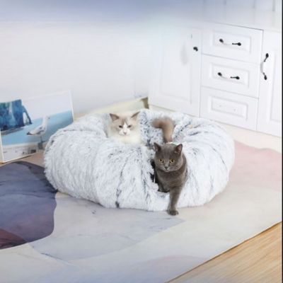 Deux chats allongés sur un tunnel pour chat moelleux rond en fourrure douce