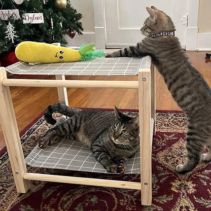 Chat allongé sur un hamac pour chat à deux étages en bois naturel, couchage lavable et confortable pour chats d’intérieur