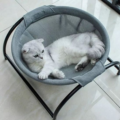 Chat détendu dans le hamac sur pied pour chat Trônix™ gris, parfait pour des siestes confortables.