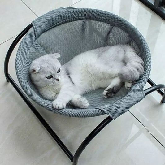 Chat détendu dans le hamac sur pied pour chat Trônix™ gris, parfait pour des siestes confortables.