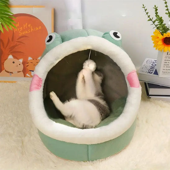 Niche chat Nestimal ludique en forme de grenouille, refuge original et amusant pour félins joueurs.