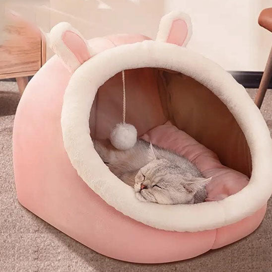 Niche chat Nestimal rose moelleuse avec jouet suspendu, espace cosy et rassurant pour félins.
