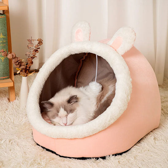 Niche chat Nestimal relaxante rose avec coussin moelleux, idéale pour des siestes calmes et douces.