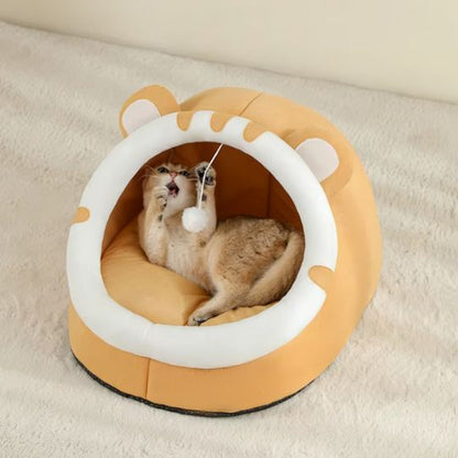 Chat jouant dans une niche chat en forme de tigre, avec jouet suspendu et coussin moelleux.