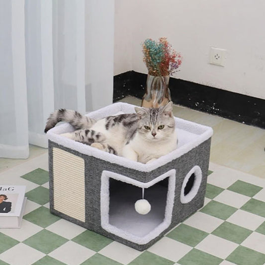 Niche cube grise à bordure blanche douce avec un chat allongé dessus.