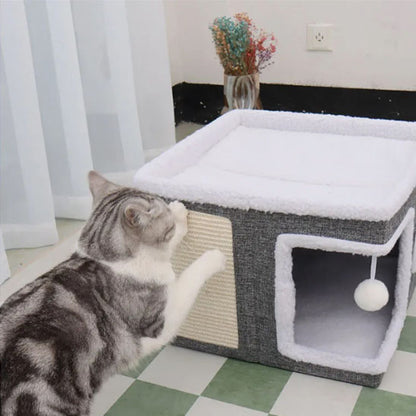 Chat griffant le panneau beige d’une niche cube grise à bordure blanche.