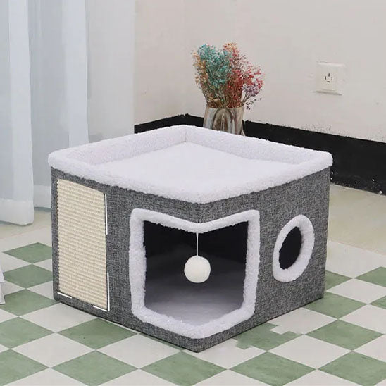 Niche cube grise vide avec dessus doux, côté griffoir et jouet suspendu.