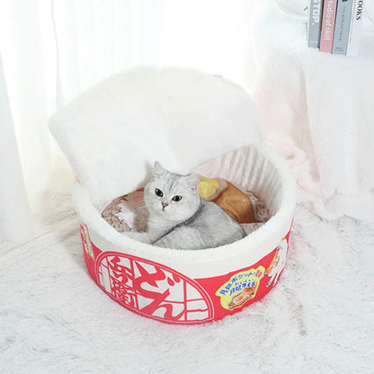 Chat blanc détendu dans le panier pour chat Noodles en forme de bol de ramen japonais.