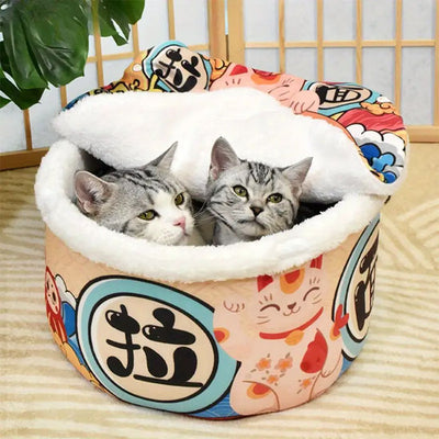 Deux chats gris installés ensemble dans le panier pour chat Noodles avec couvercle entrouvert