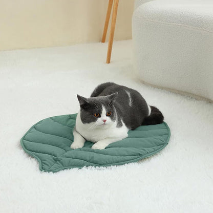 Tapis pour chat Feuilluxe en forme de feuille, design réversible et lavable