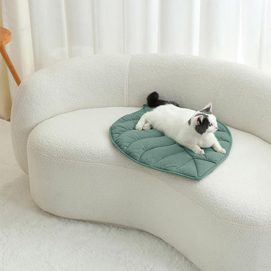 Chat dormant sur tapis Feuilluxe moelleux en forme de feuille verte