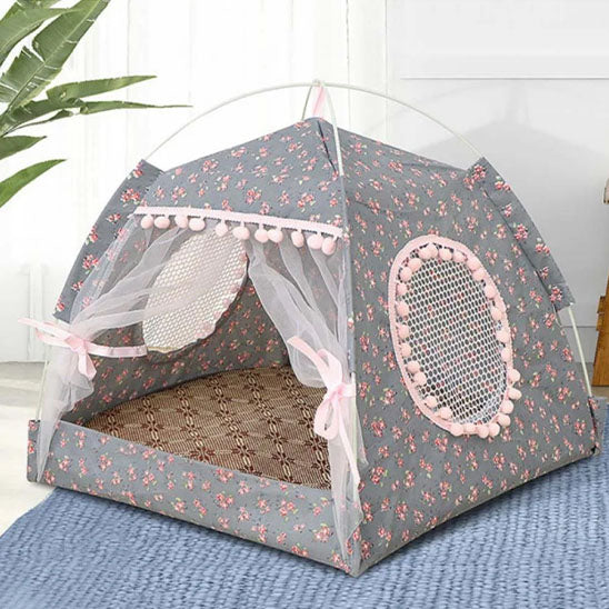 Tente pour chat grise délicate avec imprimés floraux, coussin intérieur moelleux et rideaux blancs transparents.
