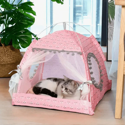 Chat installé dans une tente pour chat rose chaleureuse avec rideaux blancs, coussin moelleux et côtés aérés.