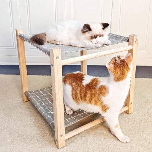 Deux chats sur un hamac pour chat en bois naturel à deux étages, avec toile lavable grise – modèle stable et design